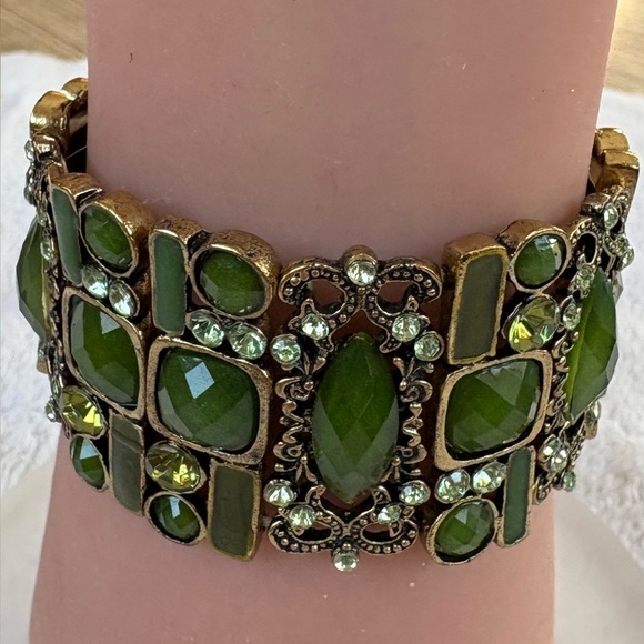 Bold Vintage Inspired Green Gold Tone Bracelet - Picture 3 of 10